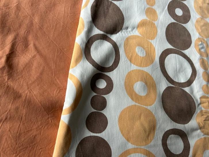 Twee lakensets uit de jaren '70, Huis en Inrichting, Slaapkamer | Beddengoed, Gebruikt, Overige typen, Tweepersoons, Beige, Ophalen of Verzenden