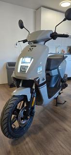 AGM LED  2019  in nette staat, Fietsen en Brommers, Zo goed als nieuw, Benzine, Ophalen, Overige merken