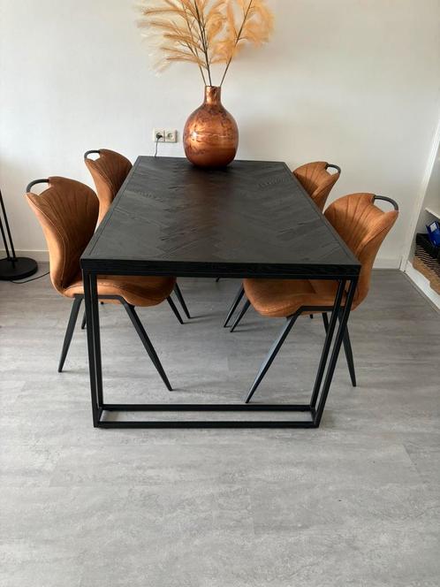 Zeer nette visgraat motief eettafel met 4 stoelen, Huis en Inrichting, Complete eetkamers, Zo goed als nieuw, 4 tot 6 stoelen