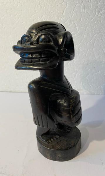 Ritueel Afrikaans donker houten beeld beschikbaar voor biedingen