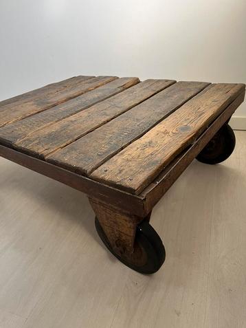 Antiek industriele Palletwagen salon tafel robuuste planken beschikbaar voor biedingen