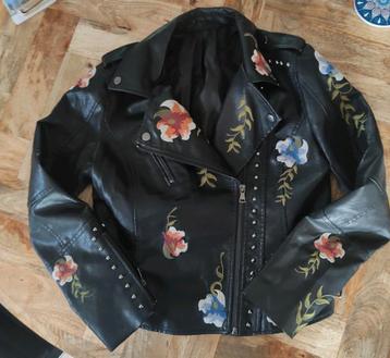 'leren' jasje met geborduurde bloemen maat M beschikbaar voor biedingen
