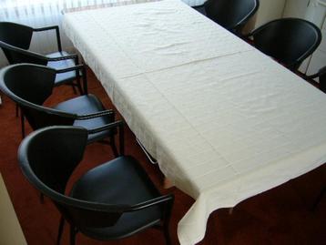 Creme tafelkleed 210 x 135 cm nog nieuw beschikbaar voor biedingen