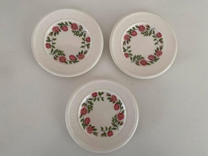 Wedgwood Rosalind Petit Four Bordjes (3 stuks), Antiek en Kunst, Antiek | Servies los, Ophalen of Verzenden