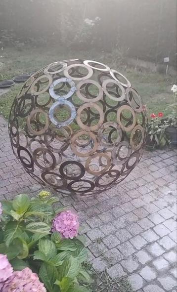 Metal Sphere beschikbaar voor biedingen