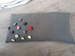 Langwerpig vilten sierkussen 47x25 cm met knopen erop, Huis en Inrichting, Woonaccessoires | Kussens, Ophalen of Verzenden, Zo goed als nieuw