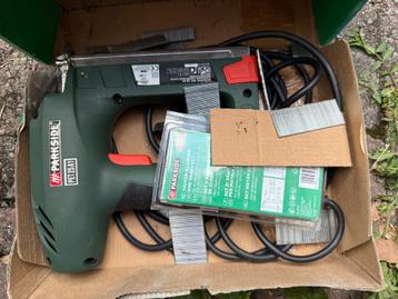 Elektrische tacker + extra nieten (niet pistool) beschikbaar voor biedingen