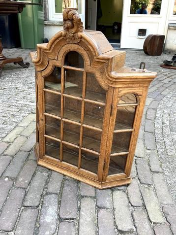 Antiek vitrine hangkastje. beschikbaar voor biedingen