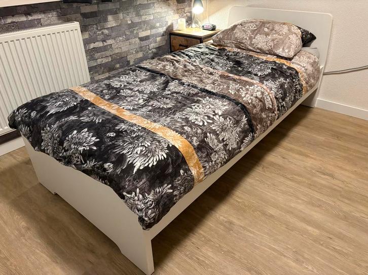 Mooie eenpersoons bed, Huis en Inrichting, Slaapkamer | Bedden, Zo goed als nieuw, Eenpersoons, 90 cm, 200 cm, Hout, Wit, Ophalen