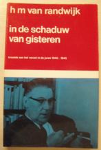 In de SCHADUW van GISTEREN      (in goede staat), Boeken, Ophalen of Verzenden, Zo goed als nieuw, 20e eeuw of later