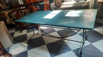 Eettafel met ijzeren onderstel en petrol blad beschikbaar voor biedingen