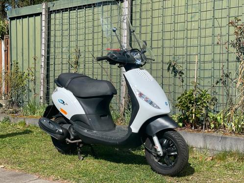 Mooie Piaggio zip 2017 snor 4 takt wit & hoog windscherm, Fietsen en Brommers, Scooters | Piaggio, Gebruikt, Zip, Maximaal 25 km/u