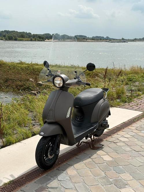Nette AGM Swan 2015 Blauw kenteken LAGE KM, Fietsen en Brommers, Snorfietsen en Snorscooters, Gebruikt, Overige merken, Benzine