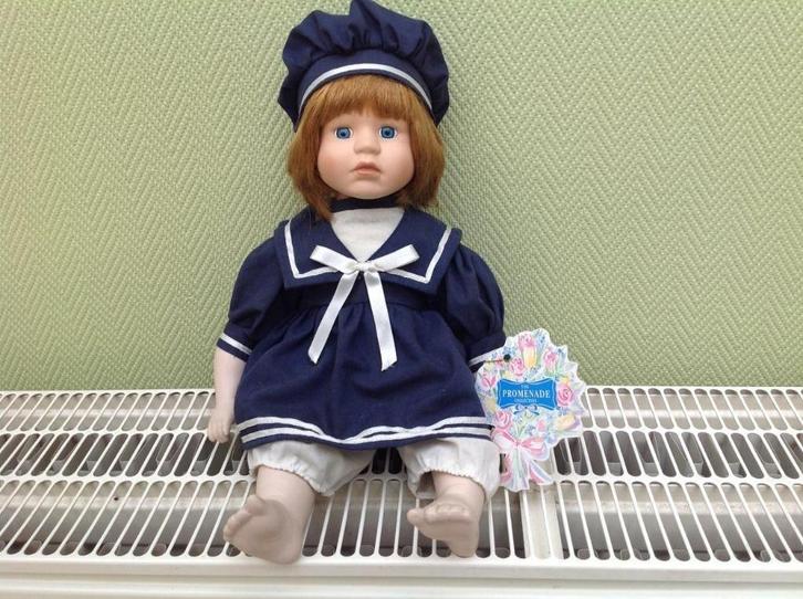 Porseleinen pop Anne "The Promenade Collection" en standaard, Verzamelen, Poppen, Zo goed als nieuw, Pop, Verzenden