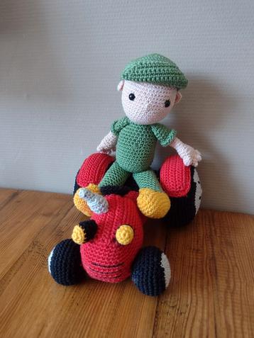 Boer op tractor  beschikbaar voor biedingen