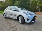 Toyota Yaris 1.5 Hybrid 100pk CVT 2020 Grijs, Auto's, 4 cilinders, Origineel Nederlands, Grijs, 1050 kg