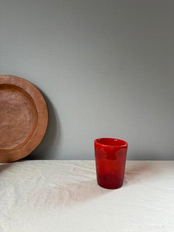 Preloved rood glazen vaasje h12cm beschikbaar voor biedingen