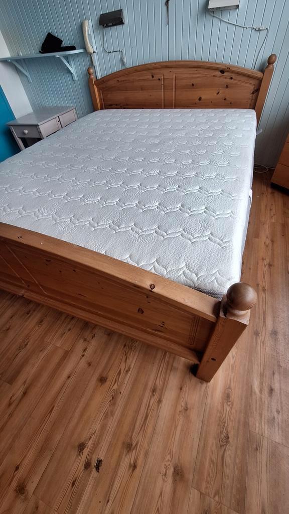 Houten bedframe - Tweepersoons (Ikea), Huis en Inrichting, Slaapkamer | Bedden, Zo goed als nieuw, Tweepersoons, 160 cm, 200 cm