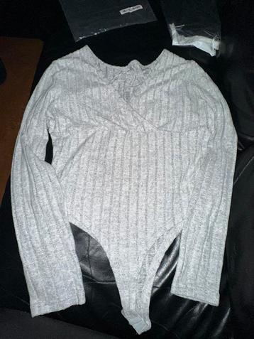 Geribbelde V-hals Bodysuit,Elegante Lange Mouw, Dameskleding beschikbaar voor biedingen