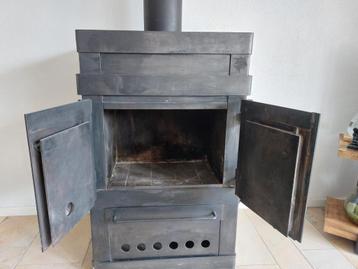 Robuste houthaard met deuren incl twee afvoerdelen beschikbaar voor biedingen