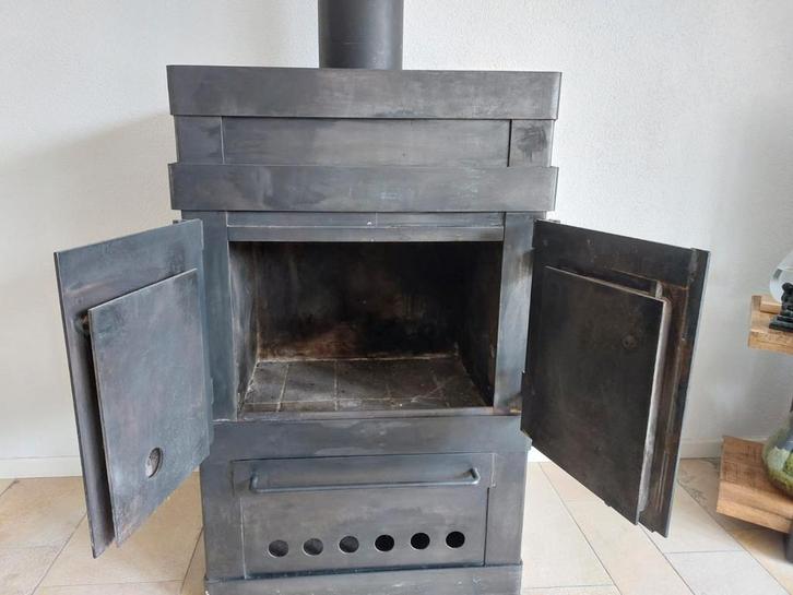 Robuste houthaard met deuren incl twee afvoerdelen, Huis en Inrichting, Haarden, Houthaard, Ophalen