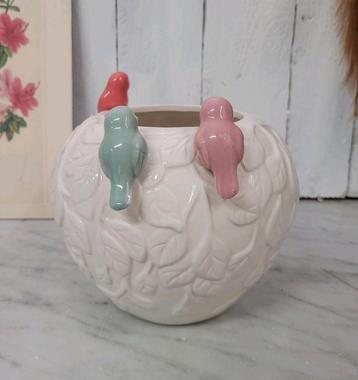 Bloempot met 3d vogeltjes. beschikbaar voor biedingen