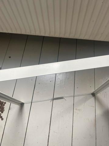 Metalen tussenstuk wasmachine en droger beschikbaar voor biedingen