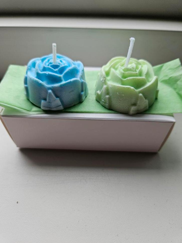 Set van 2 Rozen Kaarsen - Blauw & Groen, Huis en Inrichting, Woonaccessoires | Kandelaars en Kaarsen, Nieuw, Kaars, Minder dan 25 cm