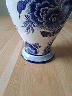 Delfts blauwe dekselvaas met bloemdecor - handbeschilderd, Antiek en Kunst, Antiek | Vazen, Ophalen of Verzenden