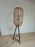 Rotan/ riet staande lamp, Huis en Inrichting, Lampen | Vloerlampen, Ophalen, Zo goed als nieuw
