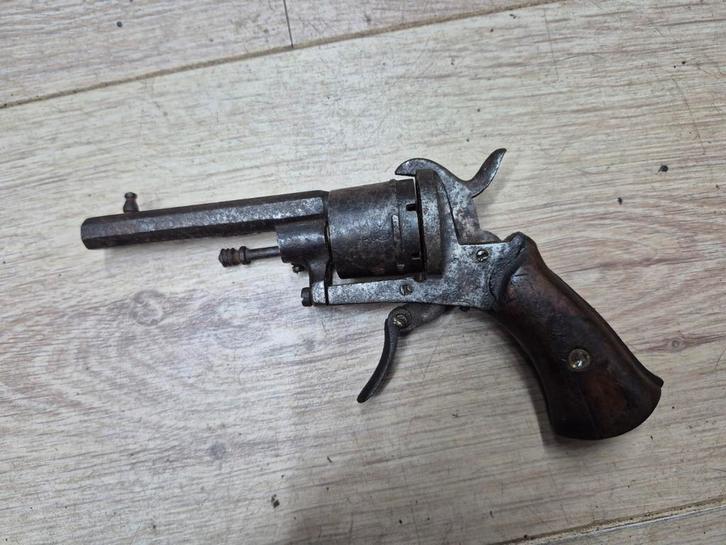 Oud geweer revolver  is nog meer zie advertentie tekst, Antiek en Kunst, Antiek | Overige Antiek, Ophalen