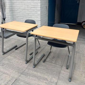2 (School)tafels met stoelen (70x50x72 cm) beschikbaar voor biedingen
