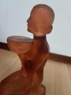 Persglas art deco vrouw knielend met een kom/schaal vasthou, Antiek en Kunst, Antiek | Glas en Kristal, Ophalen