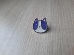 1 grappige paarse pin van een poes te koop, Ophalen of Verzenden, Nieuw, Dier of Natuur, Speldje of Pin