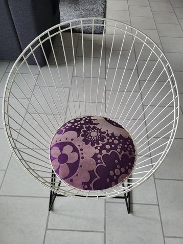 Rond metalen design stoel. Retro jaren 60 stijl beschikbaar voor biedingen