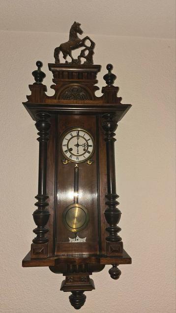 Antieke Gustav Becker  Wandklok met Paard beschikbaar voor biedingen