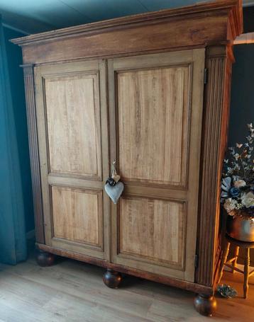 oude antieke kast.  beschikbaar voor biedingen