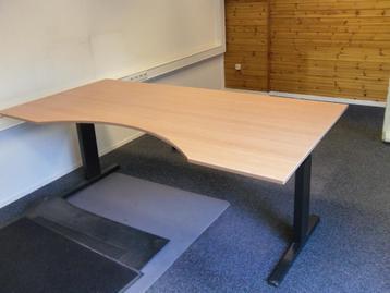 Bureau tafel beschikbaar voor biedingen