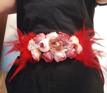 Elegante ceintuur rood met roze rode bloemen en veertjes beschikbaar voor biedingen