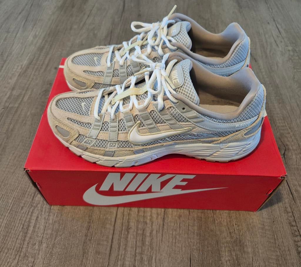 Nike P-6000 Photon Dust White lt Khaki maat 42 als nieuw, Ophalen of Verzenden, Zo goed als nieuw, Overige kleuren