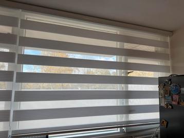 Duo rolgordijnen zwart/wit beschikbaar voor biedingen