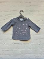 Maat 62 • Feetje • Grijs shirtje met opdruk hartjes, Ophalen of Verzenden, Zo goed als nieuw, Meisje
