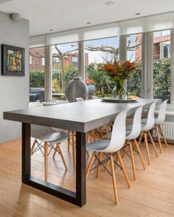 Betonnen tafel met stalen U-poten 280x100x6.5cm. beschikbaar voor biedingen