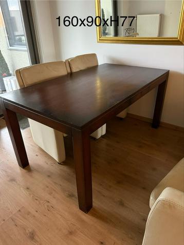 Tafel met leren stoelen beschikbaar voor biedingen