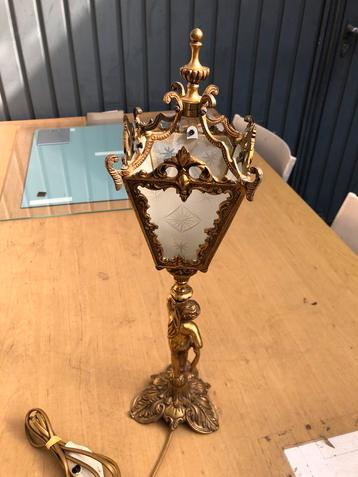 Vitage bronzen lamp met handgeslepen glas beschikbaar voor biedingen