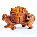 Boxwood Netsuke van twee aapjes die een mand dragen Japan, Antiek en Kunst, Ophalen of Verzenden