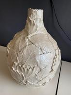 Unieke Vaas met Bladmotief - Aardewerk, Ophalen, 50 tot 75 cm, Wit, Aardewerk of Porselein