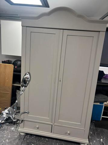 Super mooie antieke kast met nieuwe look beschikbaar voor biedingen