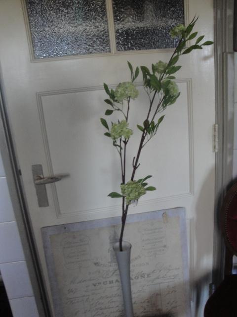 melk glazen vaas met witte tak sneeuwbol tak, Ophalen of Verzenden, Nieuw, Binnen