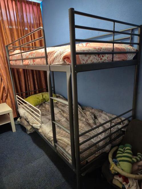 Stapelbed antraciet grijs, Ikea Svärta, 90x200cm, Huis en Inrichting, Slaapkamer | Stapelbedden en Hoogslapers, Zo goed als nieuw